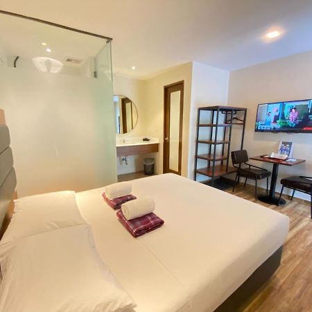 The Hub District Garden Suites Pasay Exteriör bild