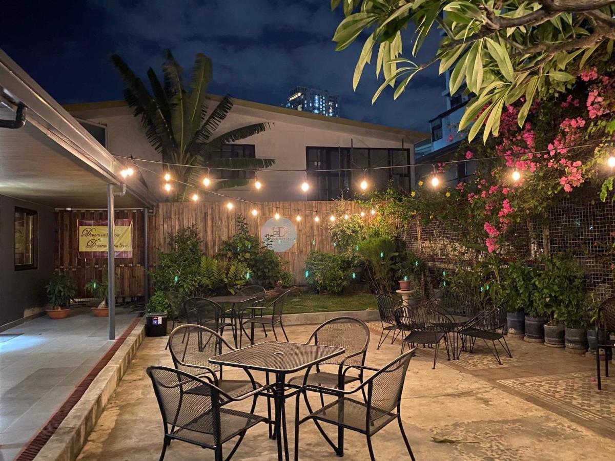 The Hub District Garden Suites Pasay Exteriör bild