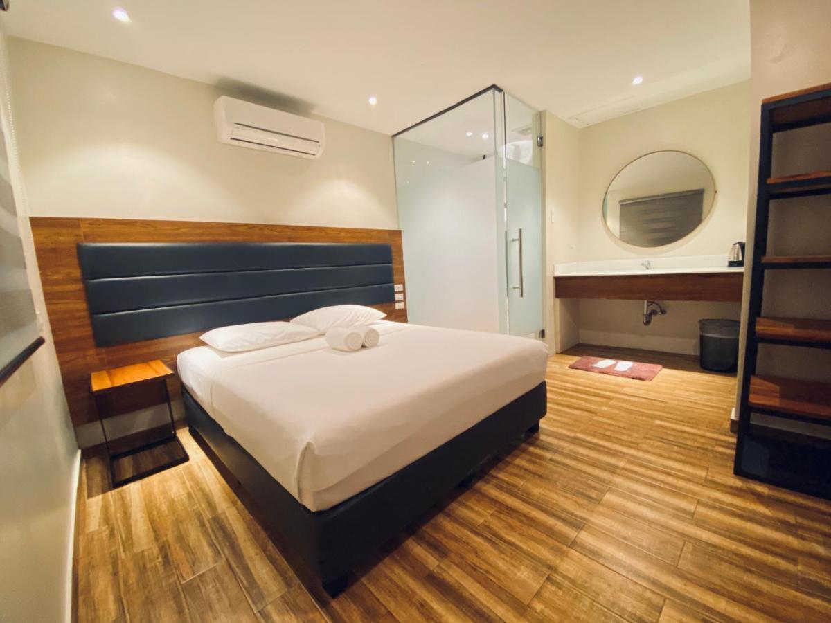 The Hub District Garden Suites Pasay Exteriör bild