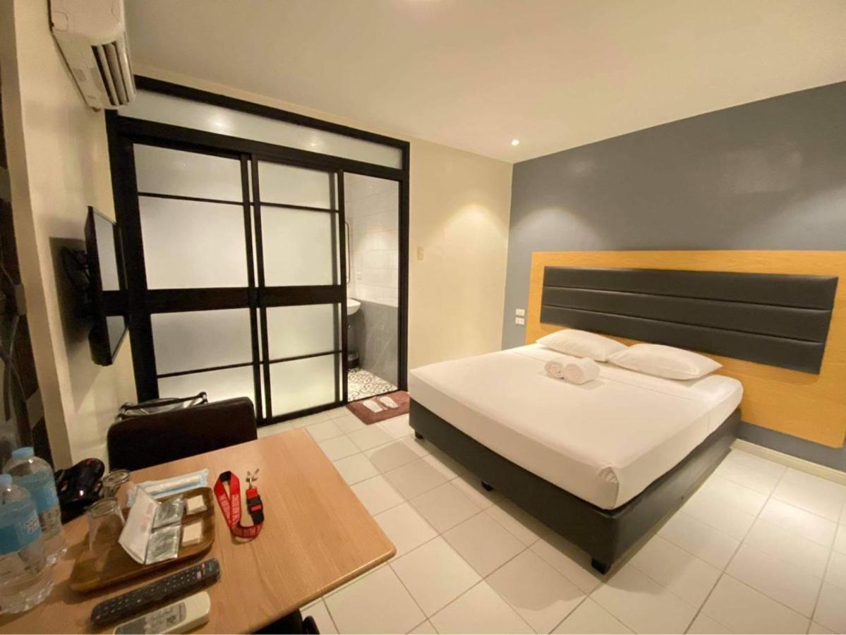 The Hub District Garden Suites Pasay Exteriör bild