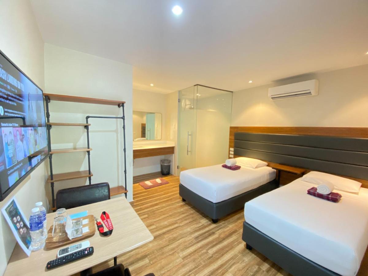 The Hub District Garden Suites Pasay Exteriör bild