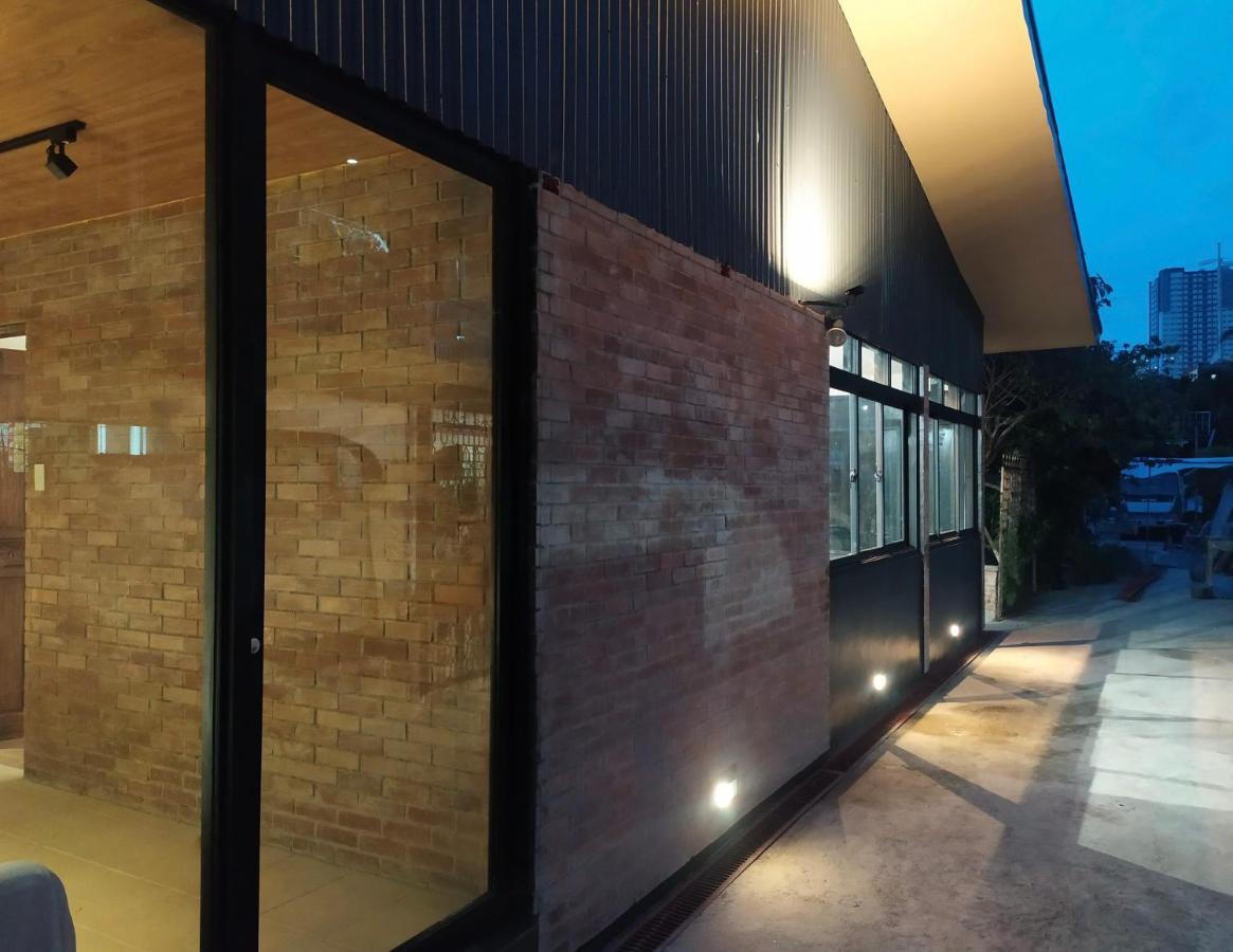 The Hub District Garden Suites Pasay Exteriör bild