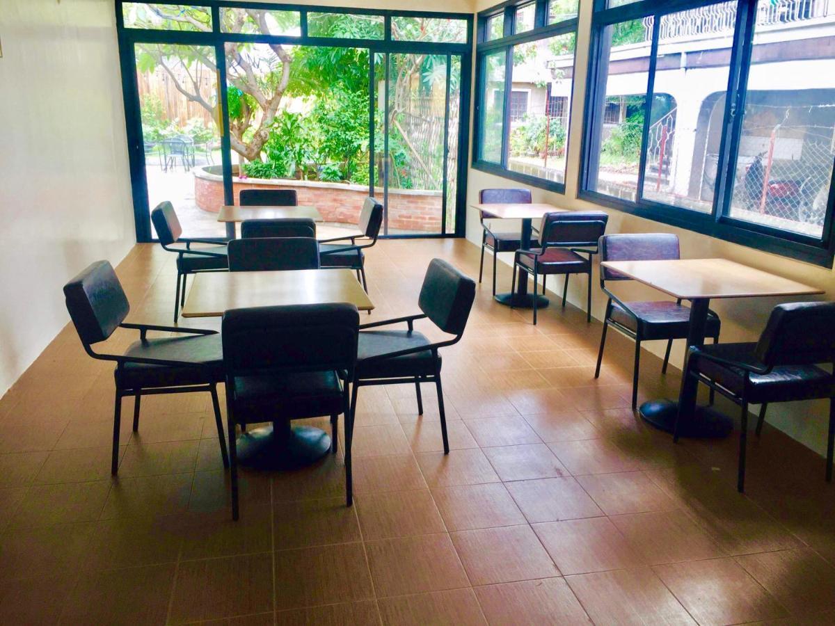 The Hub District Garden Suites Pasay Exteriör bild